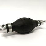 Ręczna pompka do paliwa dwukątowa 8mm (gruszka)